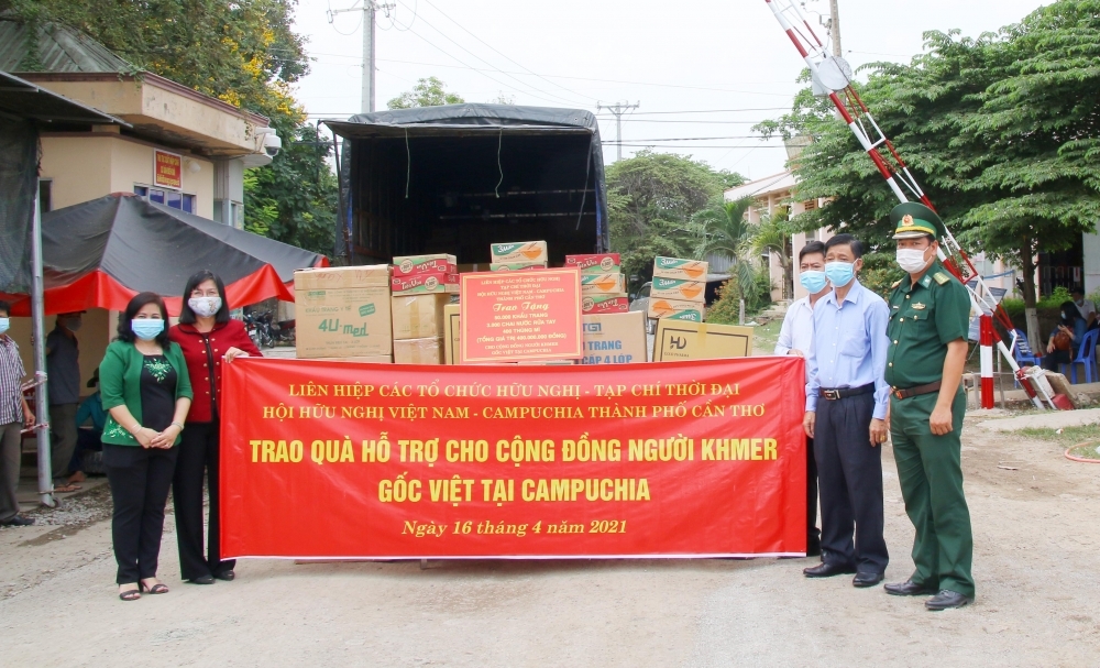 Can Tho Friendship Union and Tho Dai Magazine send gifts to Vietnamese Khmer in Cambodia