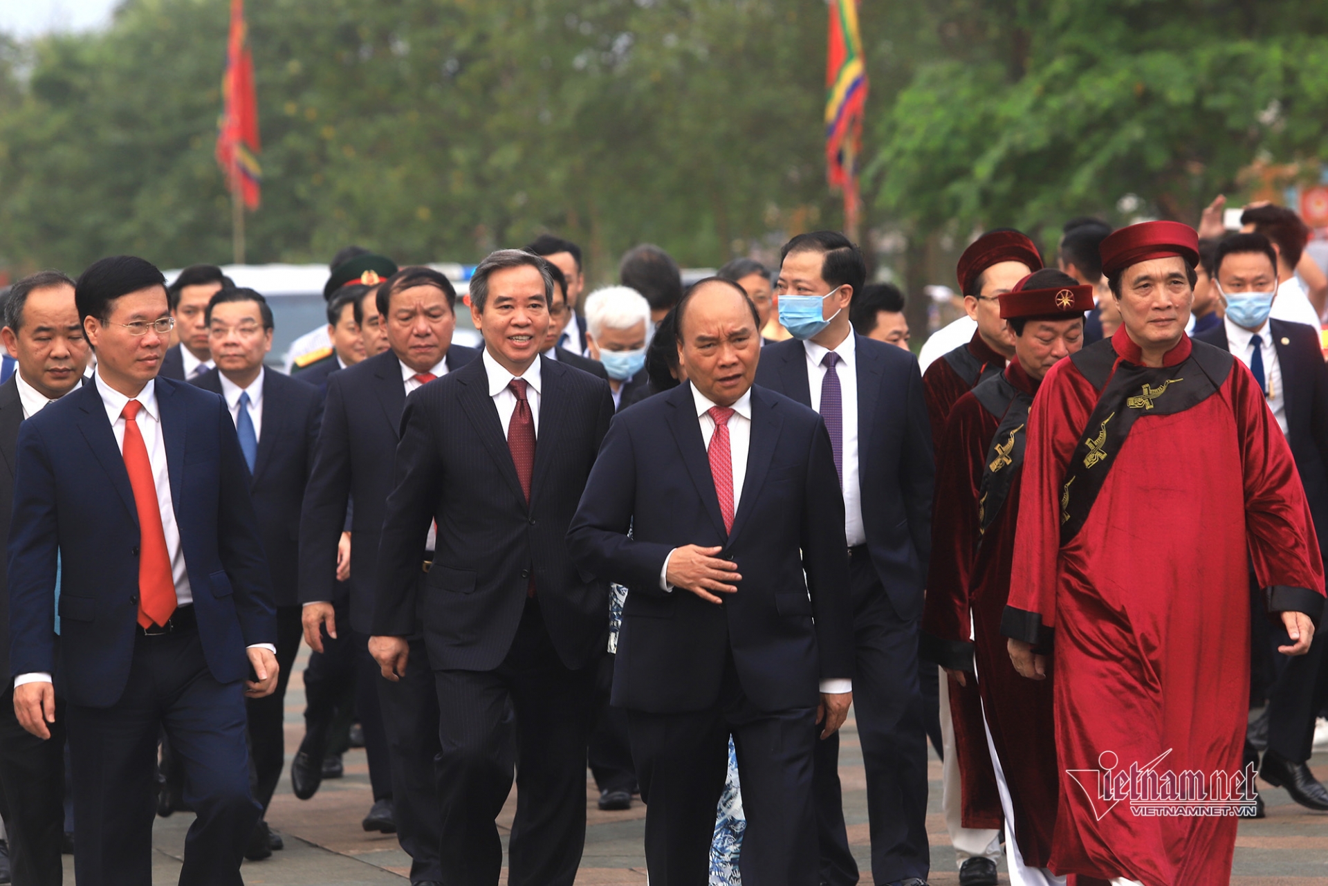 State President offers incense, pays tribute to Hung Kings