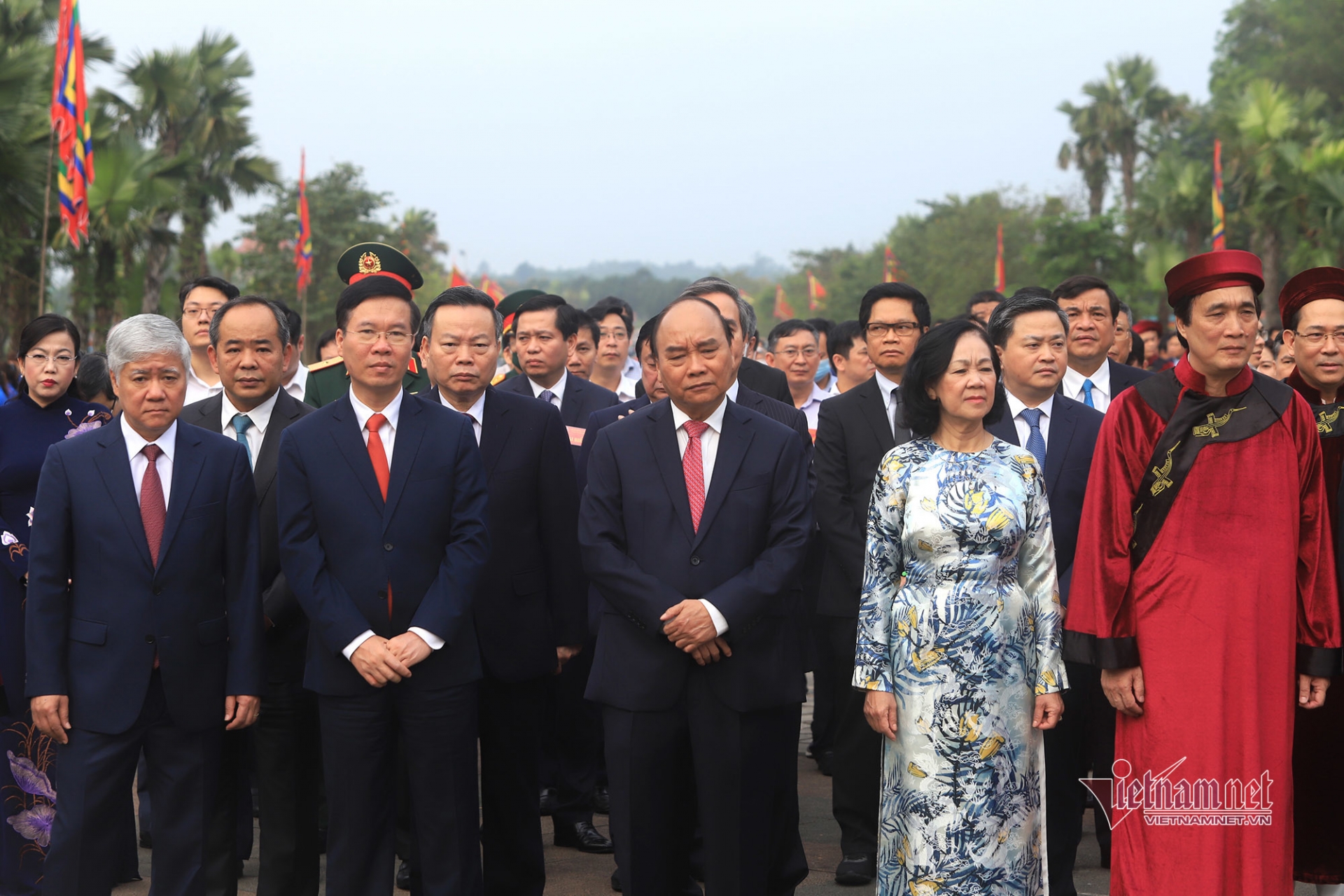 State President offers incense, pays tribute to Hung Kings