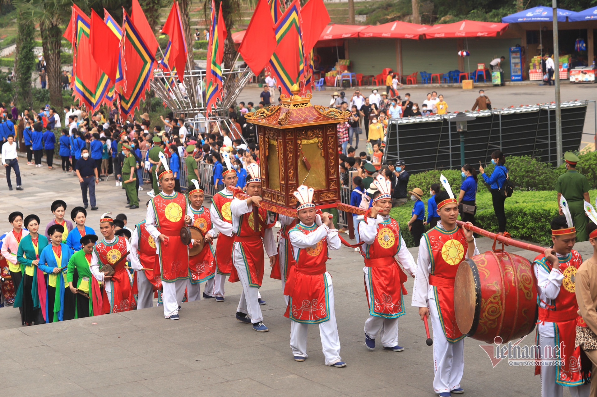 State President offers incense, pays tribute to Hung Kings