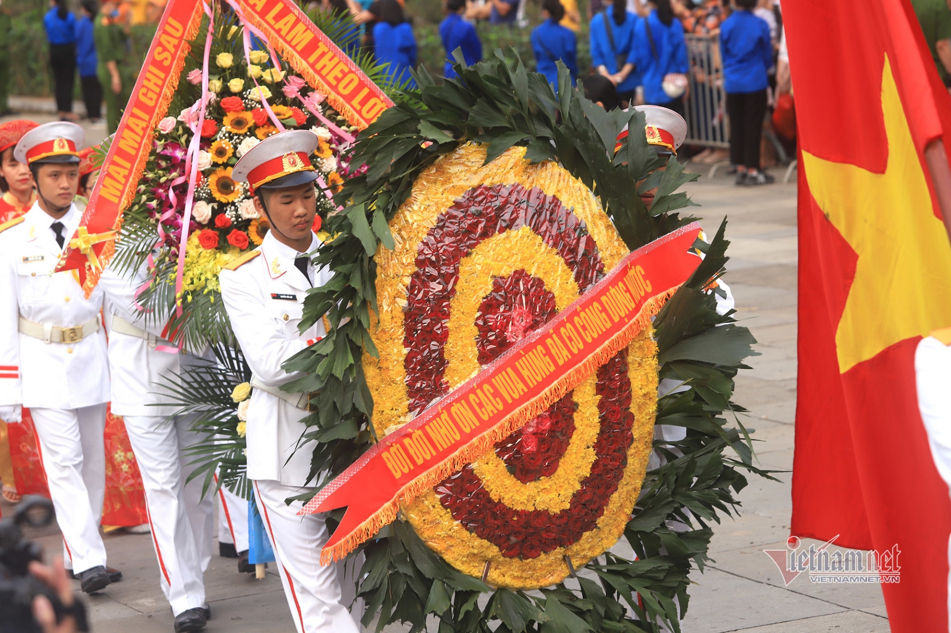 State President offers incense, pays tribute to Hung Kings