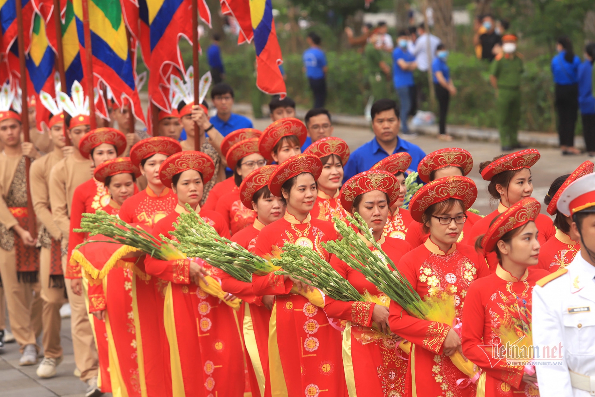 State President offers incense, pays tribute to Hung Kings