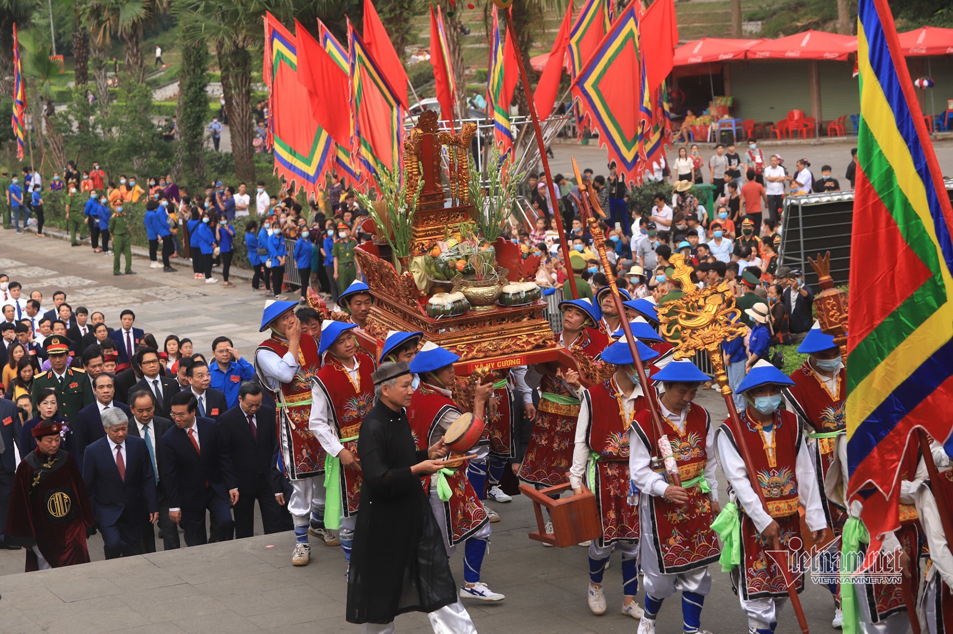 State President offers incense, pays tribute to Hung Kings