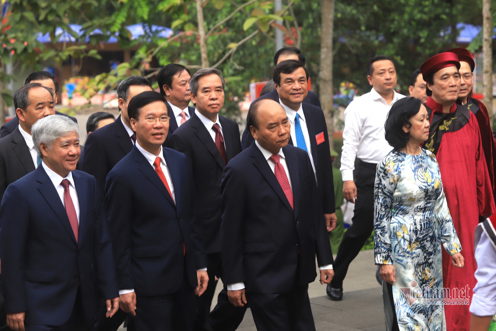 State President offers incense, pays tribute to Hung Kings