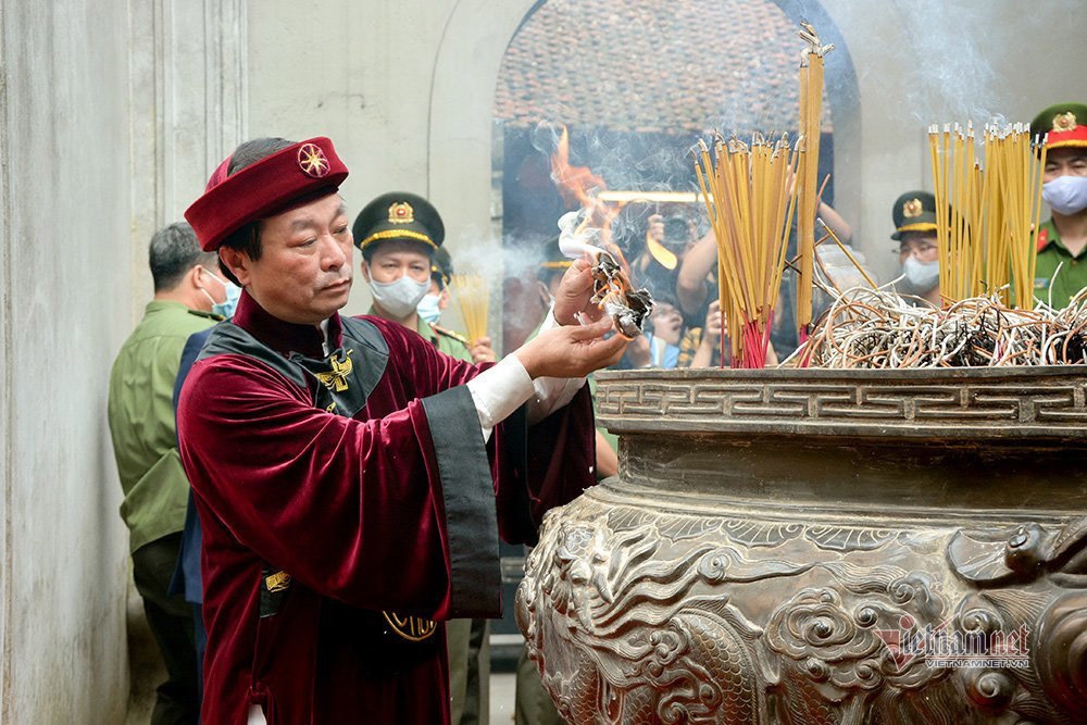 State President offers incense, pays tribute to Hung Kings