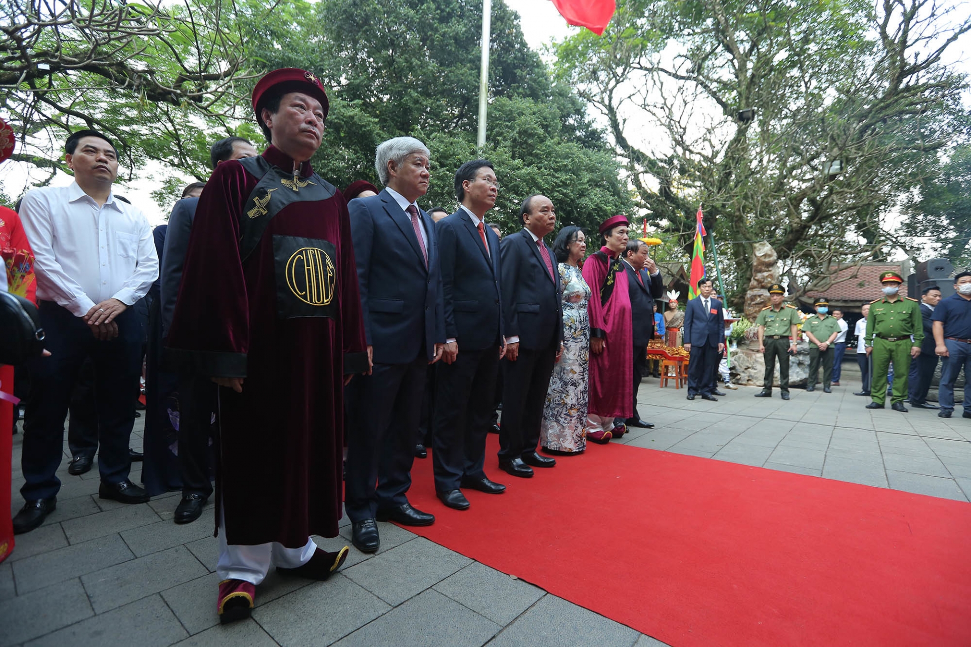 State President offers incense, pays tribute to Hung Kings