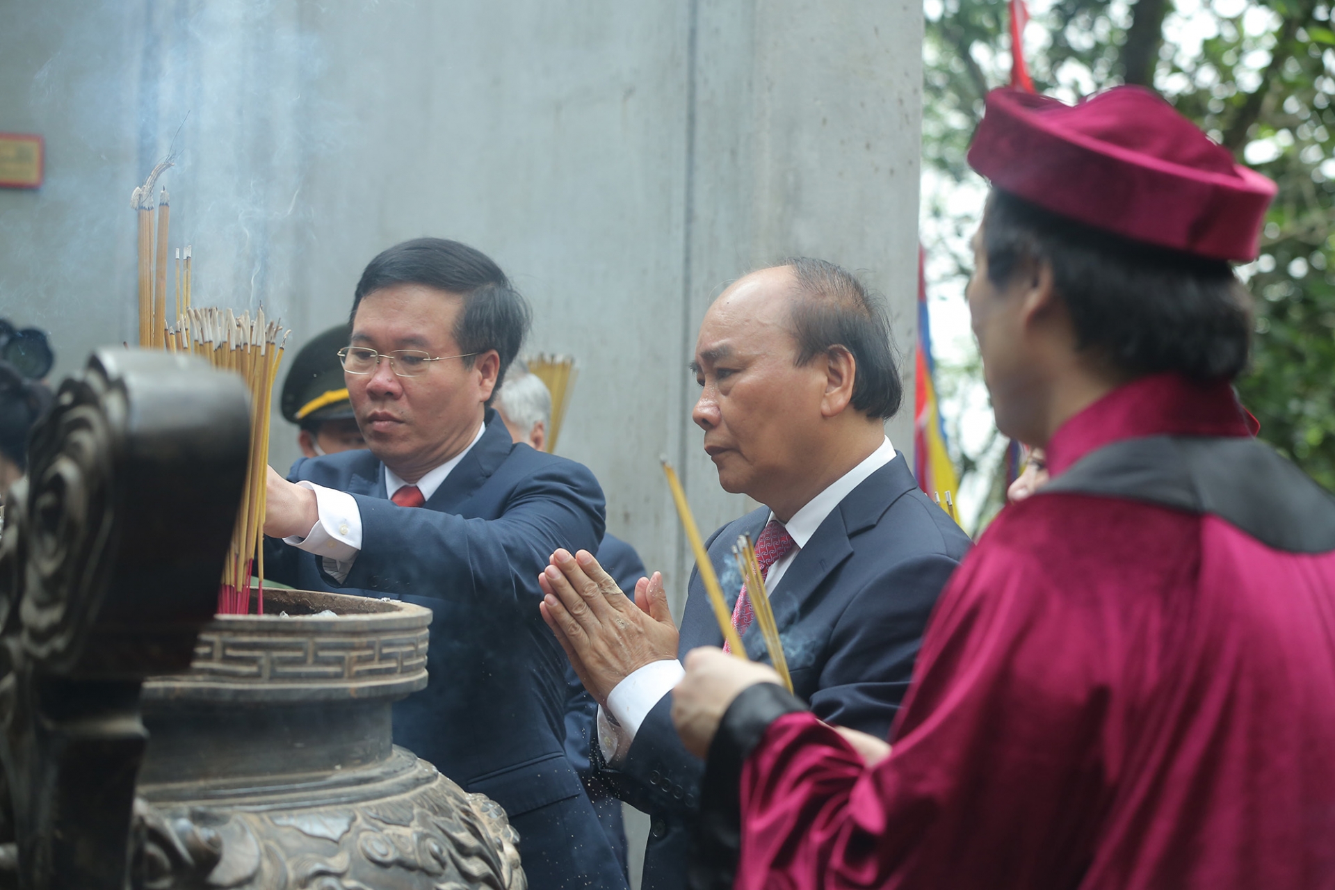 State President offers incense, pays tribute to Hung Kings