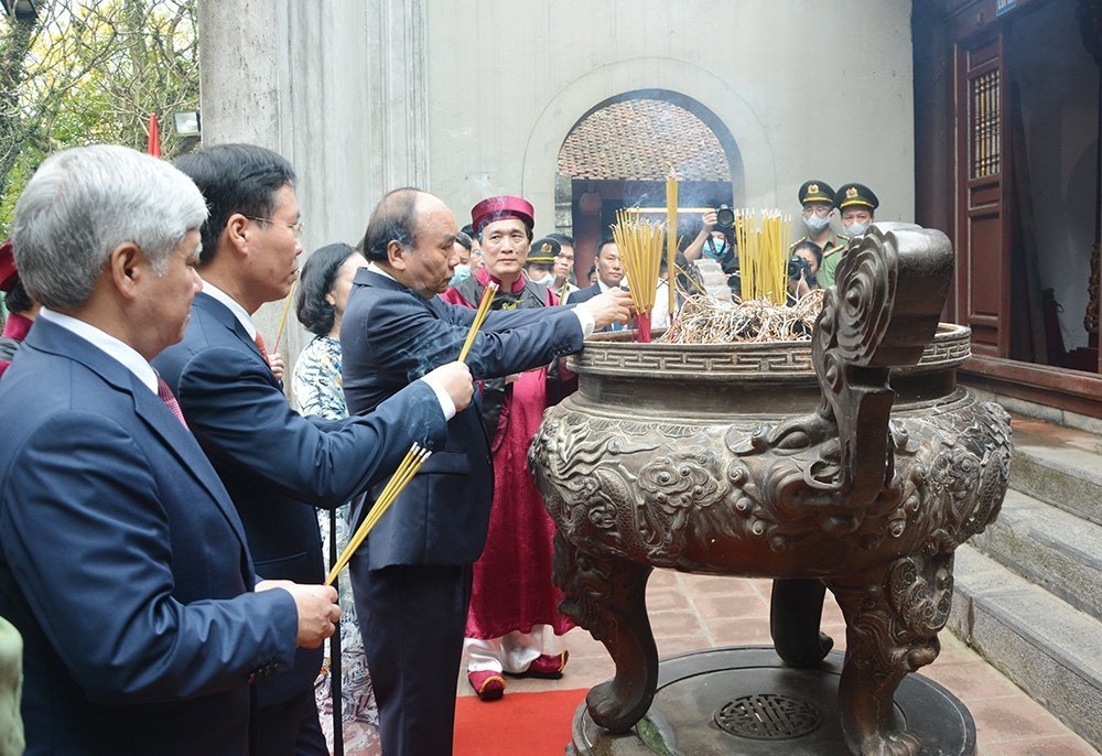 State President offers incense, pays tribute to Hung Kings