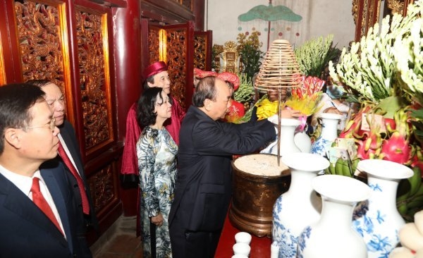 State President offers incense, pays tribute to Hung Kings