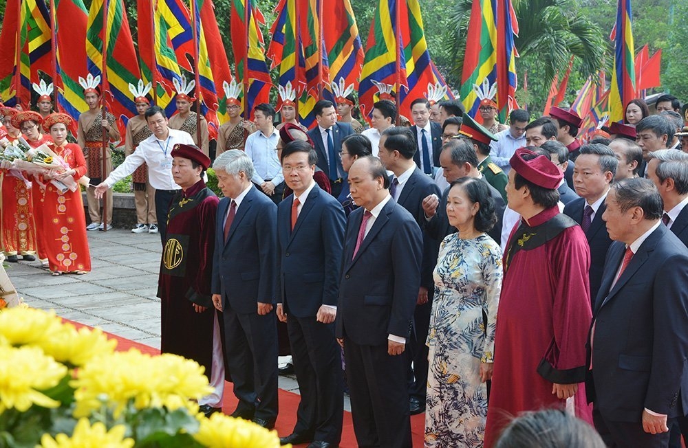 State President offers incense, pays tribute to Hung Kings