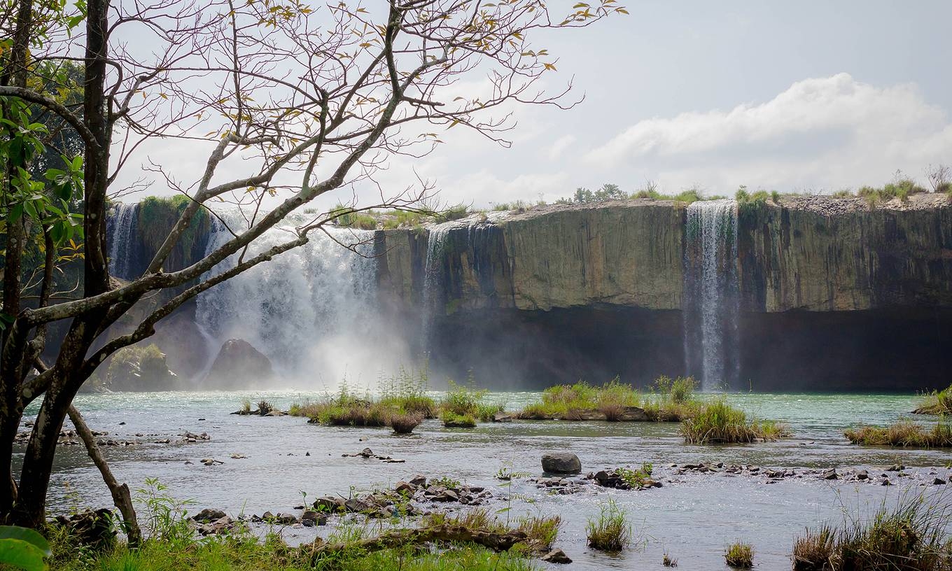 Russia tourist dies trying to capture Vietnam waterfall on flycam