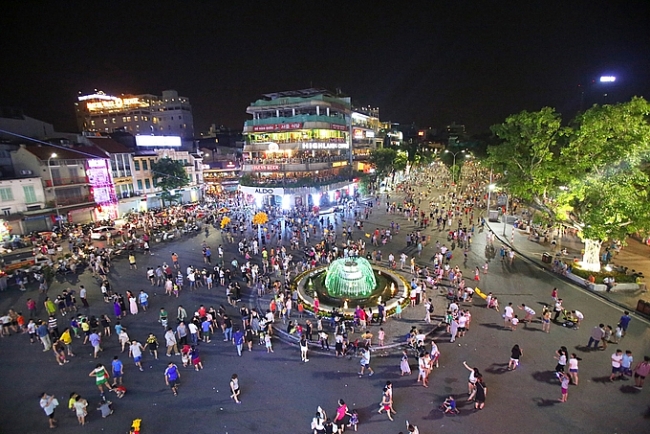 Hanoi halts festive activities and Walking Street to shield against Covid-19