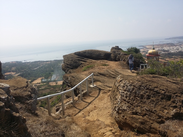 volcanic rocks found on top of phu quy island