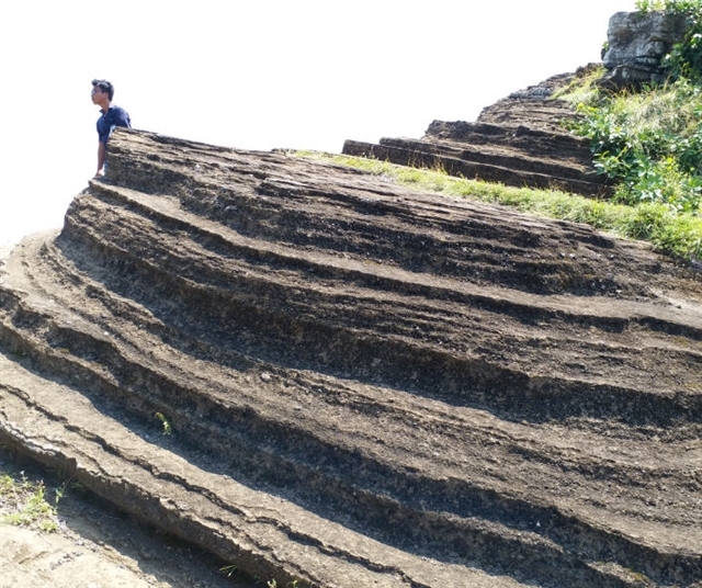volcanic rocks found on top of phu quy island
