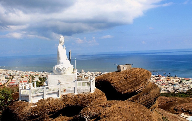 volcanic rocks found on top of phu quy island