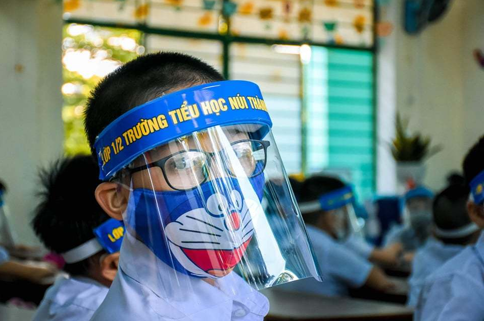 vietnamese students wear anti droplet face shields returning school
