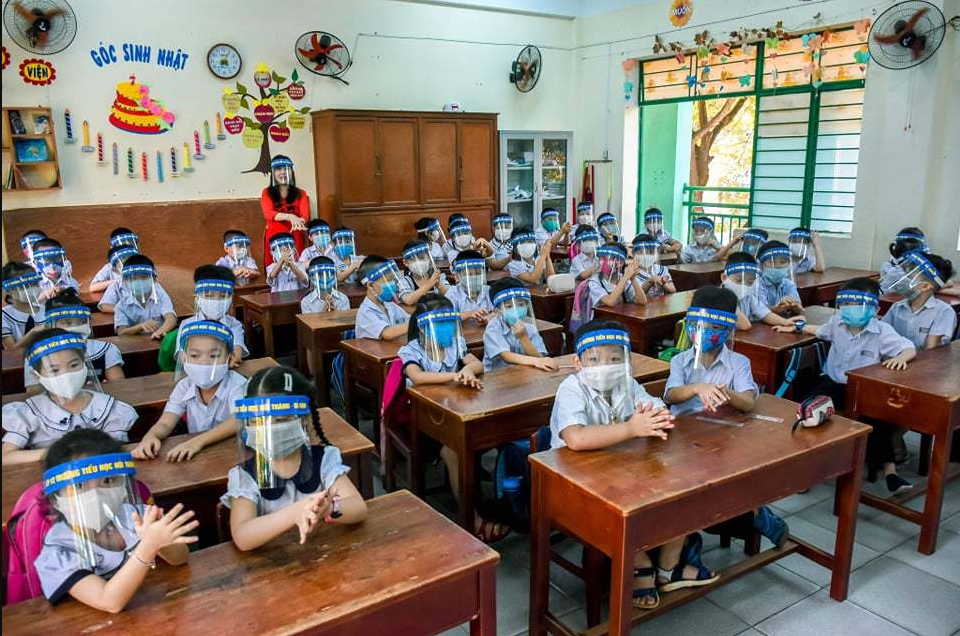 COVID-19 combat: Vietnamese students wear anti-droplet face ...