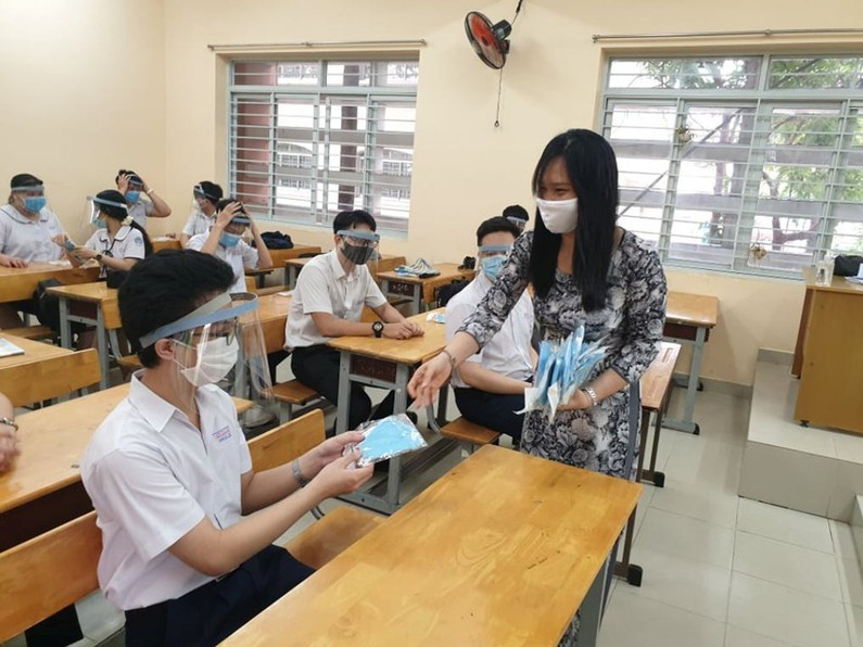 vietnamese students wear anti droplet face shields returning school