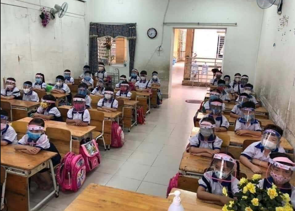 vietnamese students wear anti droplet face shields returning school