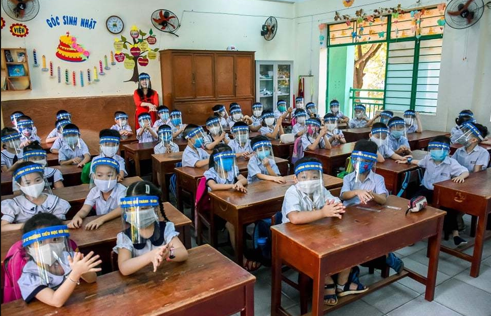 covid 19 combat vietnamese students wear anti droplet face shields returning school