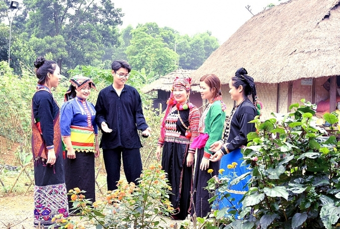 unique costumes of northwest ethnic minority people