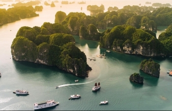 canadian newspaper praised ha long bay one of a must visit destination