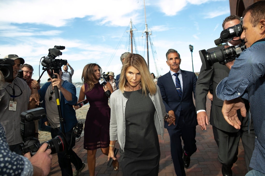 lori loughlin and husband agree to plead guilty in college admissions scam