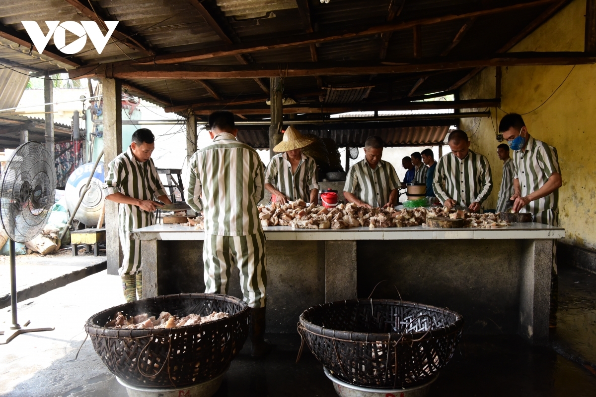 Inmates' speical meal on Reunification Day in prison