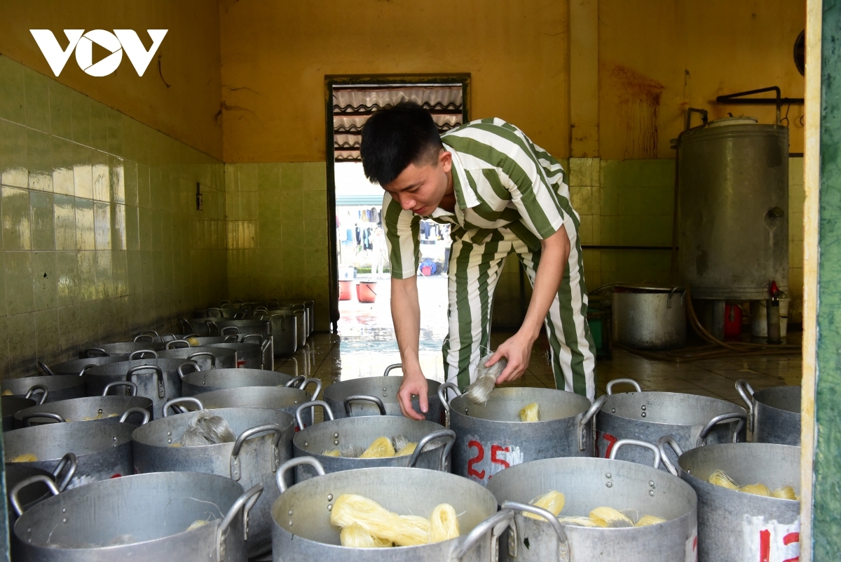 Inmates' speical meal on Reunification Day in prison