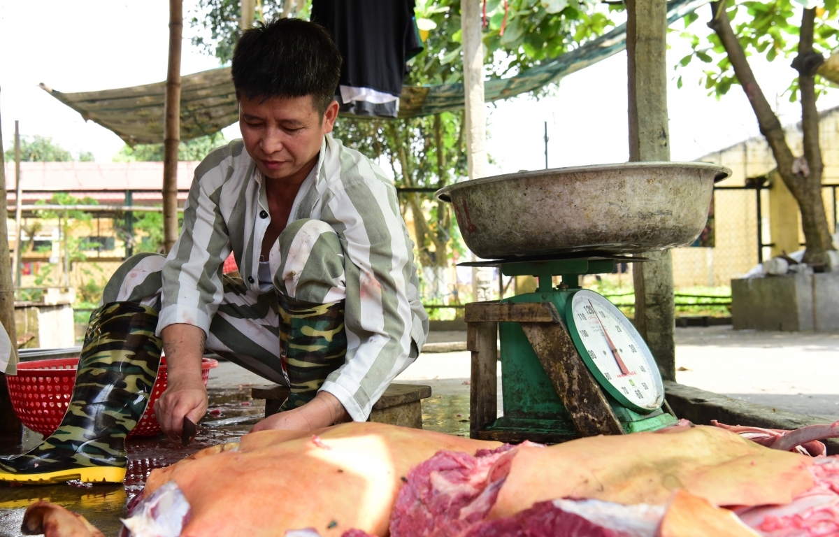 Inmates' speical meal on Reunification Day in prison