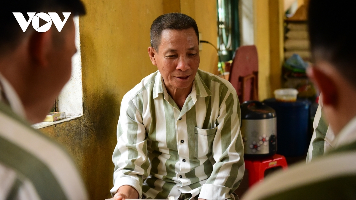 Inmates' speical meal on Reunification Day in prison