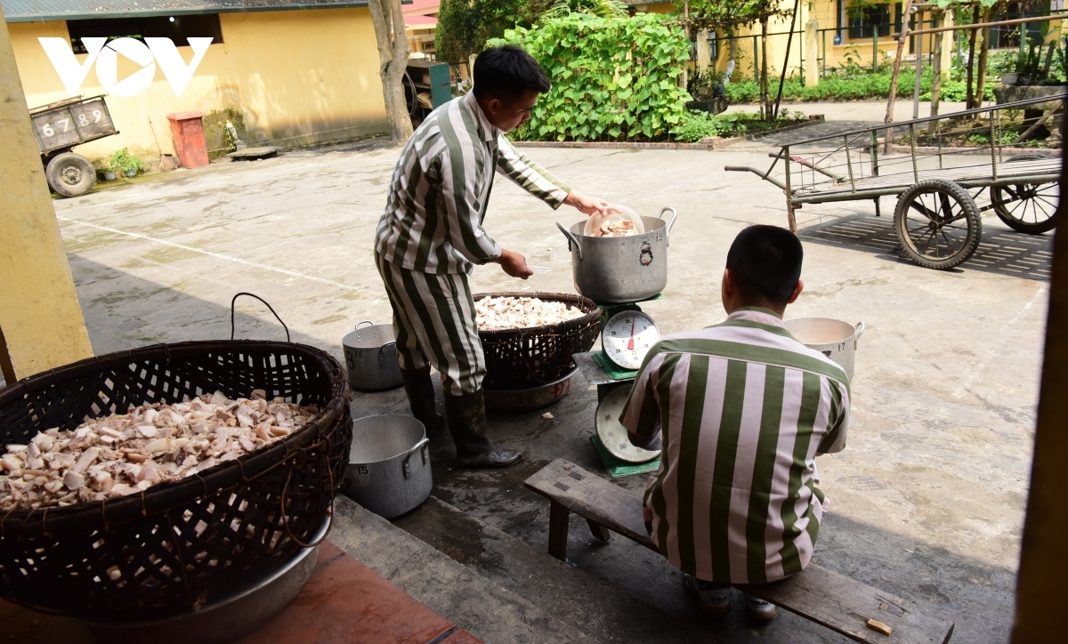 Inmates' speical meal on Reunification Day in prison