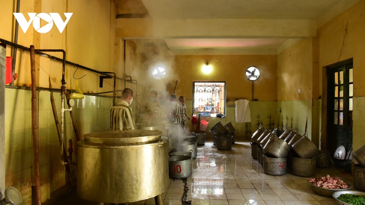 Inmates' speical meal on Reunification Day in prison