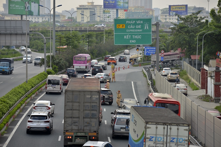 Thousands of vehicles flock to Hanoi after holiday break