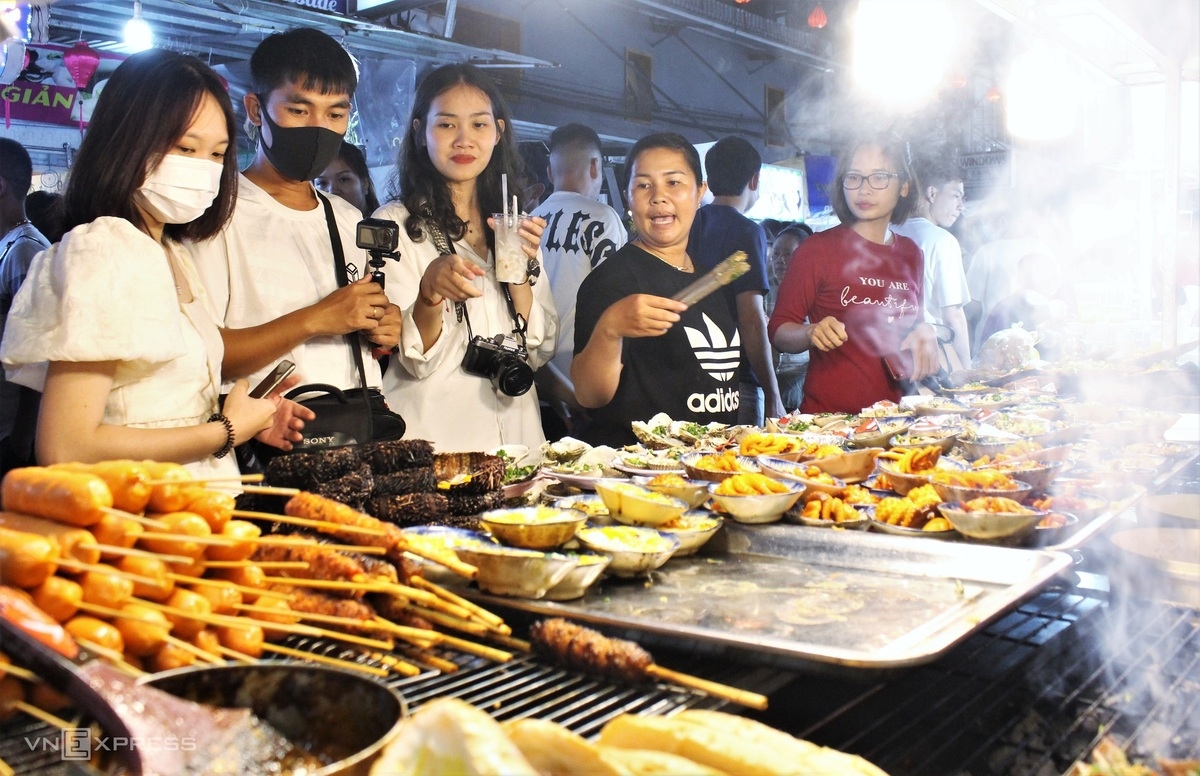 Food paradise in Phu Quoc's biggest night market