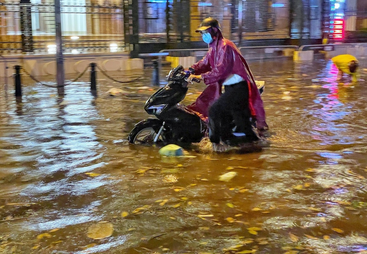 Sudden downpour hits Hanoi streets