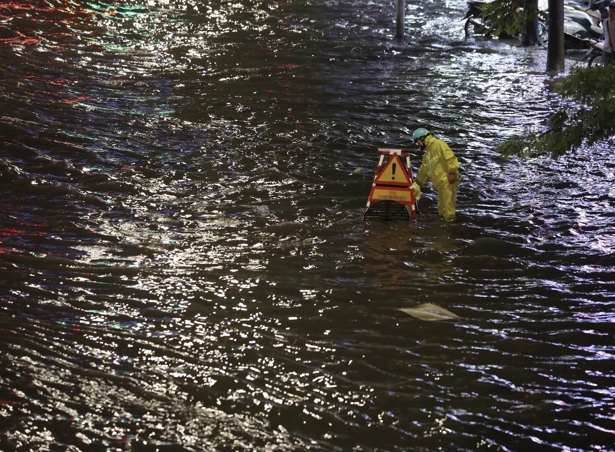 Sudden downpour hits Hanoi streets