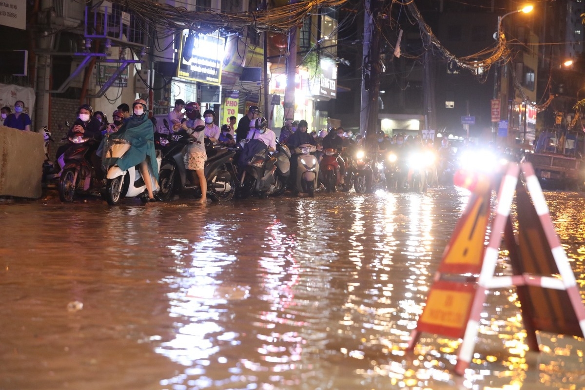 Sudden downpour hits Hanoi streets