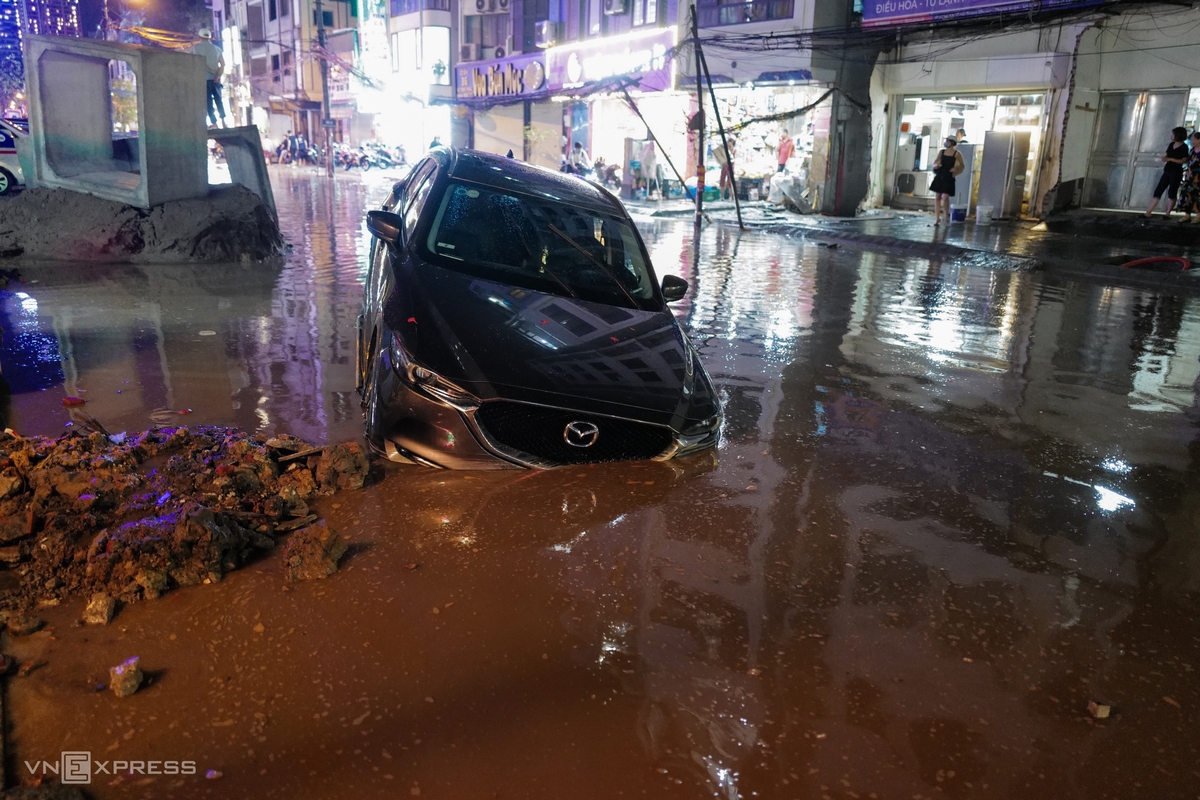 Sudden downpour hits Hanoi streets