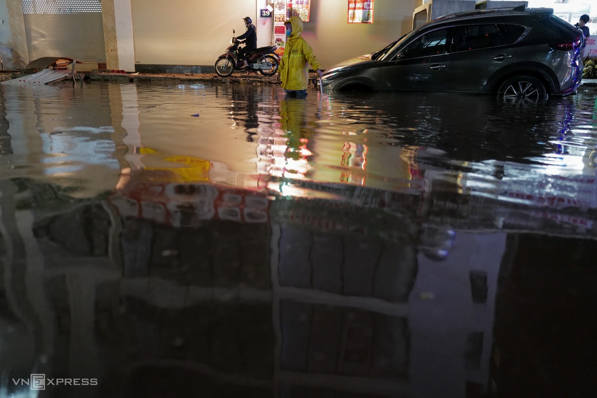 Sudden downpour hits Hanoi streets