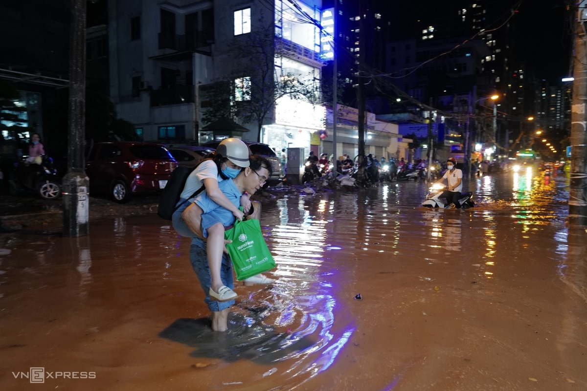 Sudden downpour hits Hanoi streets
