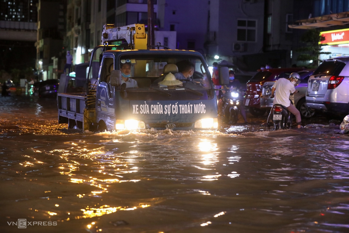 Sudden downpour hits Hanoi streets