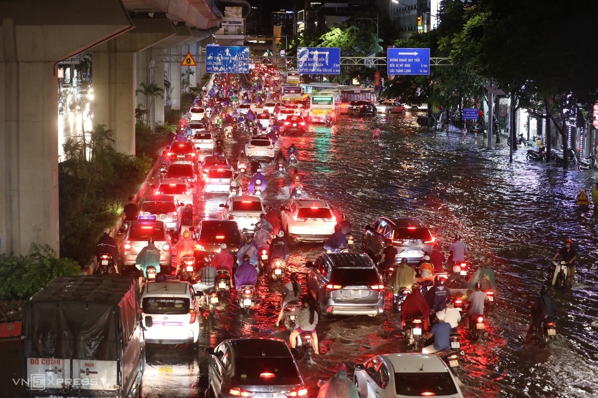 Sudden downpour hits Hanoi streets