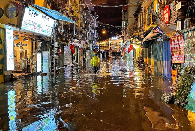 Sudden downpour hits Hanoi streets