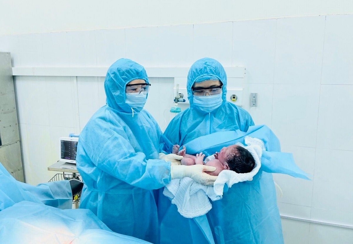 Vietnamese baby born in quarantine center