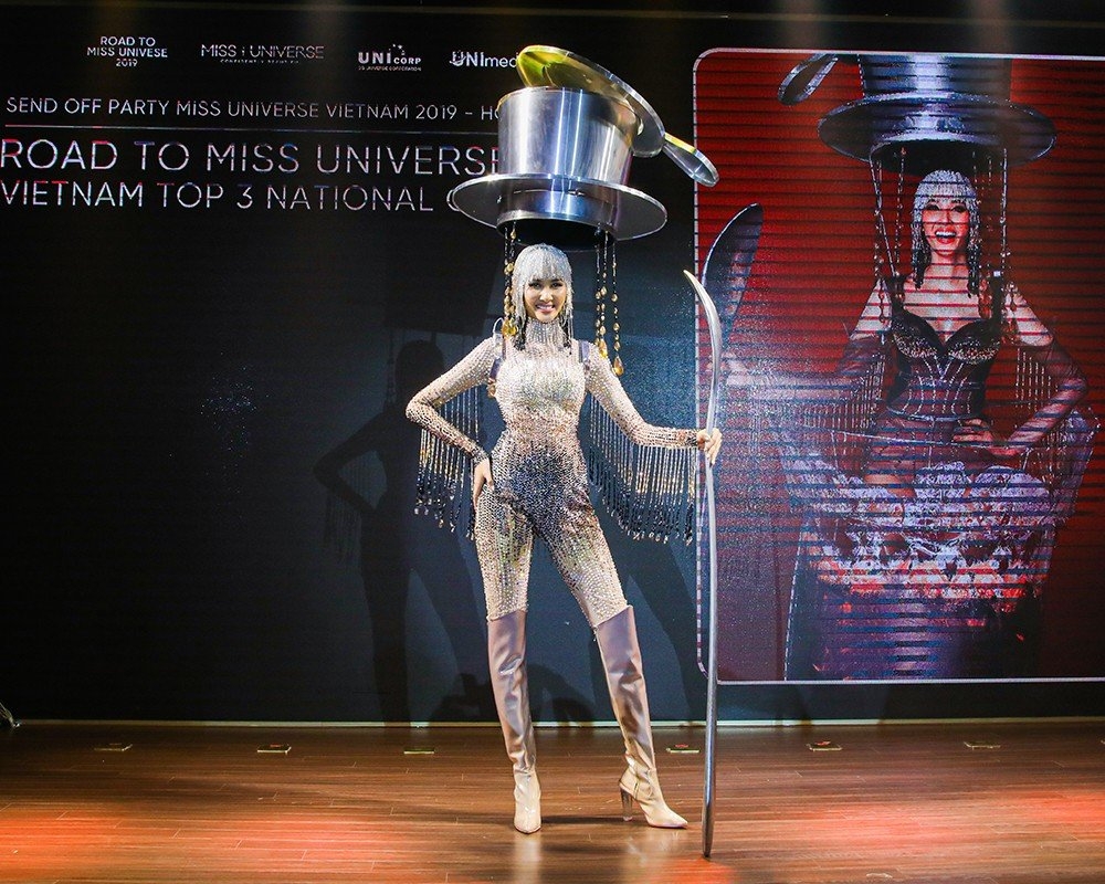 Vietnamese beauty wows judges with unique costume at Miss Universe, with video