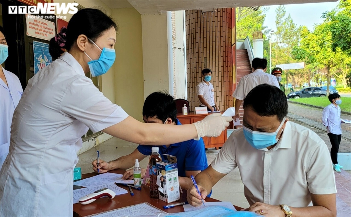 In photos: Early voting in Covid-19 quarantine centers