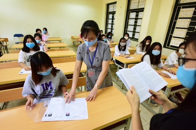 Vietnam mulls over vaccinating 12 graders against coronavirus