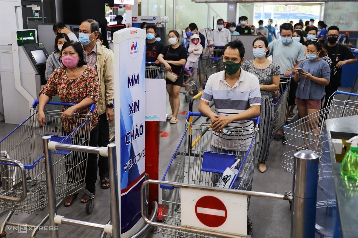 Saigonese flock to supermarkets to stock for social distancing