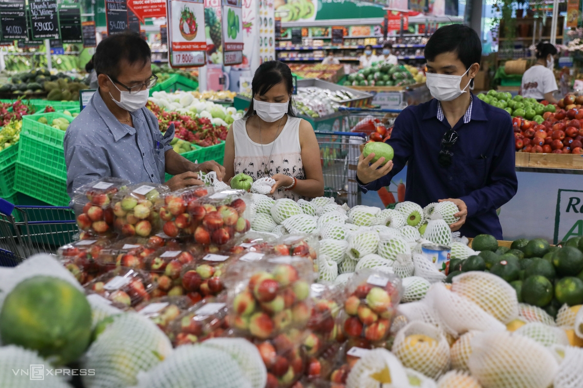 Saigonese flock to supermarkets to stock for social distancing